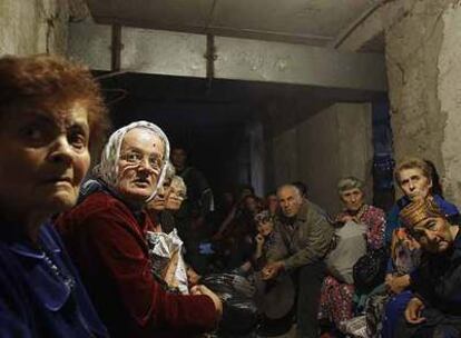 Civiles surosetios se refugian en los sótanos de una escuela en Tsjinvali, capital de la región separatista.