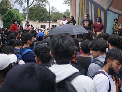 Estudiantes reunidos en la Escuela Superior de Ingeniería Mecánica y Eléctrica de Azcapotzalco, el miércoles.