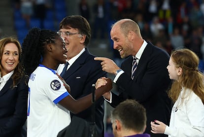 A la finalización del partido, el príncipe Guillermo ha bajado al terreno de juego para felicitar a las campeonas, que revalidan el título europeo, y para formar parte de las figuras públicas que han otorgado el trofeo a las inglesas.