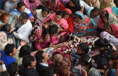 Cristianos paquistaníes lloran sobre el ataúd de la víctima de un ataque suicida contra una iglesia en Lahore, Pakistán.