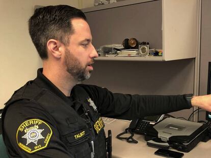 Un agente estadounidense muestra tecnología de reconocimiento facial, en Hillsboro, Oregon