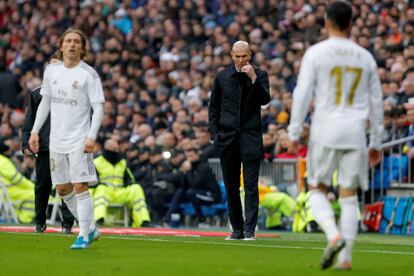 El entrenador francés del Real Madrid, Zinedine Zidane (en el centro), durante el partido de la vigésima jornada de LaLiga Santander.