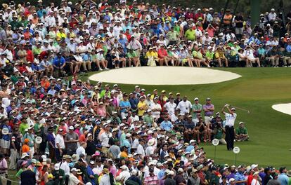 Bubba Watson golpea en el tercer hoyo envuelto por el público.