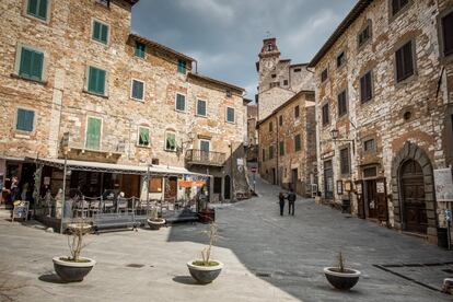 Encaramado a una colina con vistas al mar y a la campiña, <a href="https://www.comune.campigliamarittima.li.it/" target="_blank">Campiglia Marittima</a> es uno de los pueblos más bellos de la costa etrusca, la franja de 85 kilómetros que va desde Livorno hasta Piombino. La historia de este pueblo medieval del Val di Cornia, en <a href="https://elviajero.elpais.com/elviajero/2019/02/13/actualidad/1550059946_038506.html" target="_blank">la Toscana</a>, está marcada por la presencia de yacimientos minerales donde se ha extraído desde la antigüedad cobre, plomo y plata. Esta antigua fortaleza medieval conserva su recinto amurallado que protege el casco histórico, repleto de arcos de piedra, plazas, callejuelas y pasadizos empedrados donde despuntan tiendas de artesanías, museos y tabernas típicas. Y aún perduran vestigios arquitectónicos de la opulencia de los Médici, que dominaron la República de Florencia durante el siglo XV. Desde esta atalaya privilegiada se otea un horizonte de golfos, acantilados e islas; accidentes geográficos del mar Tirreno como el acantilado de Argentario y el golfo de Baratti. Cuando el cielo lo permite, la vista alcanza hasta las costas del norte de Córcega.