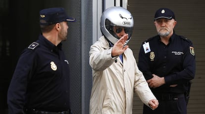 Billy el Niño (con un casco de moto) sale de la Audiencia Nacional en 2014.