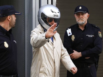 Billy el Niño (con un casco de moto) sale de la Audiencia Nacional en 2014.