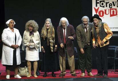 Los protagonistas de la comedia musical "Forever Young" del noruego Eric Gedeon en la que se narra la vida de seis abuelos roqueros retirados en un asilo.