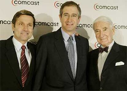Roberts (centro), ayer en una conferencia de prensa en Nueva York para explicar la oferta de Comcast.