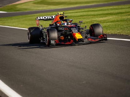 El auto RB16B del mexicano Checo Pérez, en el circuito de Silverstone, este domingo.