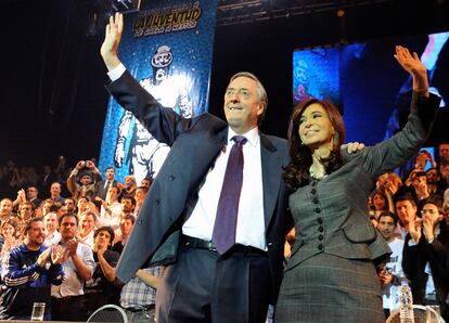 Néstor Kirchner y Cristina Fernández de Kirchner durante un mítin en Argentina