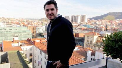Carlos del Amor en la terraza de un céntrico hotel bilbaíno.