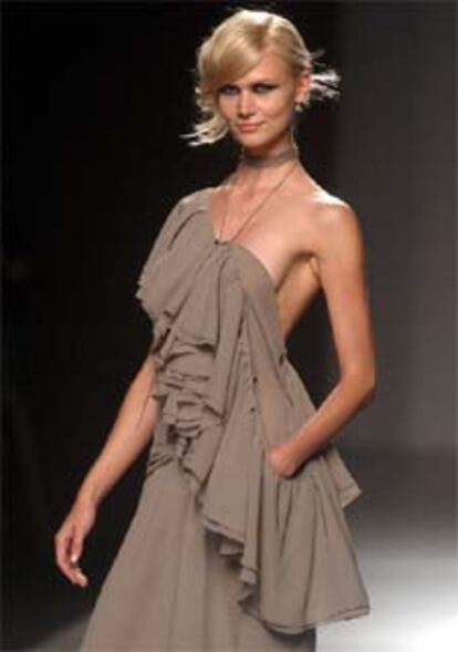 Vestido con volantes en chorreras color gris "tormenta del desierto" diseño de la colección Primavera-Verano 2005 de Miguel Palacio.