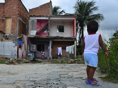 Uma crian&ccedil;a observa os escombros de uma casa na Vila Aut&oacute;dromo, em mar&ccedil;o deste ano.