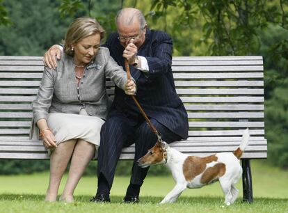 17 de junio de 2008, El rey Alberto II de Bélgica junto a su esposa la reina Paola posan en los jardines del Castillo Real de Laeken.