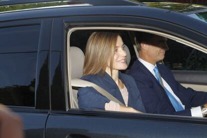 Los Reyes muy sonrientes en el primer día de colegio de sus hijas.