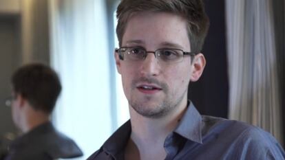 Edward Snowden no usa un iPhone por miedo a que le espíen