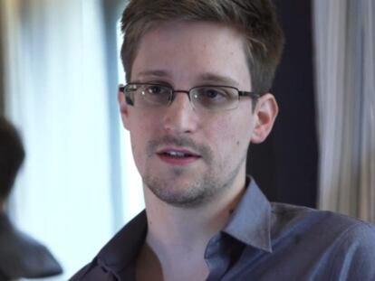 Edward Snowden no usa un iPhone por miedo a que le espíen