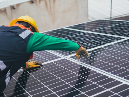 Un operario coloca placas fotovoltaicas en Canarias.