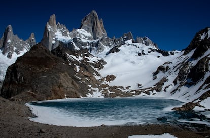 Laguna de los Tres, ubicada en El Chaltén, en la Patagonia austral, descongelándose en la primavera de la pandemia en Argentina, en noviembre de 2020. El Chaltén es una localidad fronteriza de la Patagonia Sur Argentina, enclavada en el Parque Nacional Los Glaciares, uno de los sitios reconocidos por Unesco como Patrimonio Natural Mundial.