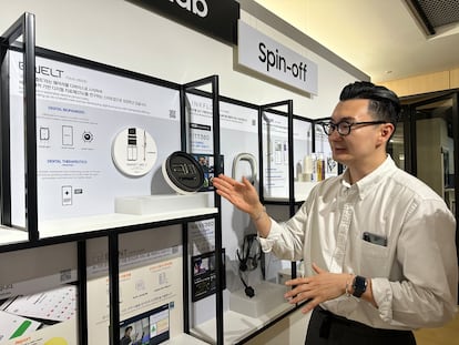 C-Lab employee Jun Kim shows off the smart belt developed by Belt.