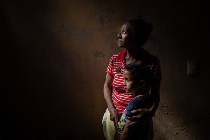 Vicenta Galindez y su nieto Moises, en el cuarto en el que quedaron atrapados durante el desbordamiento del río que arrasó el pueblo de Tejerías, en Venezuela. La noche del  sábado 8 de octubre, un deslave en la ladera de los cerros en la ciudad de Las Tejerías, en el Estado de Aragua, a 67 kilómetros de Caracas, arrastró sedimentos, vehículos, rocas y enormes árboles que terminaron con la vida de más de 87 personas y con cientos de viviendas destruidas.