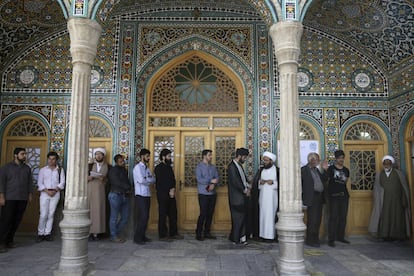 Un grupo de iraníes hacen cola para ejercer su voto en un centro electoral de Teherán