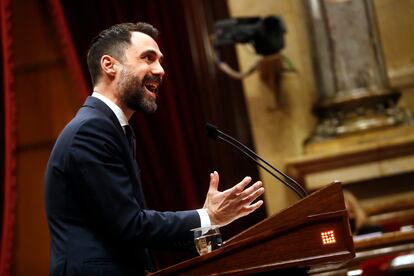 El conseller de Empresa y Trabajo, Roger Torrent, que fue espiado con Pegasus en 2020, en una intevención en el Parlament en abril.