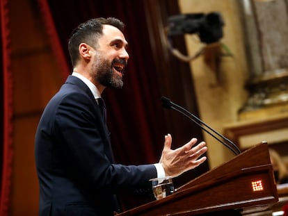 El conseller de Empresa y Trabajo, Roger Torrent, que fue espiado con Pegasus en 2020, en una intevención en el Parlament en abril.