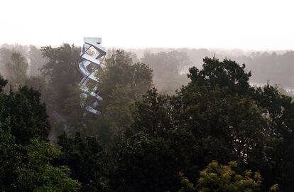 <b>MURTURM, EN GOSDORF (AUSTRIA) / TERRAIN: LOENHART&MAYR. </b>Dos escaleras, una de subida y otra de bajada, se enlazan para crear una doble hélice de acero y aluminio con 168 escalones. Una especie de doble cadena del ADN a tamaño gigante, con 27 metros de altura. La estructura forma parte de un proyecto de recuperación de la ribera del río Mura, que marca la frontera entre Austria y Eslovenia. Fue abierto en marzo de 2010.