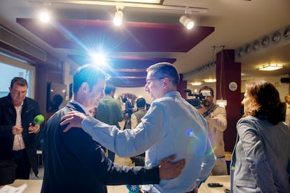 El coordinador de Levanta Jaén, Javier Saigner (a la derecha), y el coordinador de Jaén Merece Más, Juanma Camacho (a la izquierda), en el acto de presentación de su candidatura conjunta el 28 de abril.