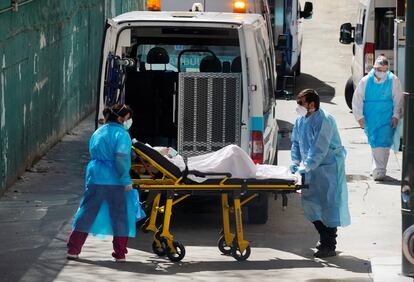 Empleados de una residencia trasladan, el pasado 2 de abril, a un interno a una ambulancia. JUAN MEDINA (Reuters)