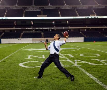 <strong>Quién.</strong> Barack Obama, Hawaii (EE UU), 55 años.
<strong>Su truco.</strong> Para todos los que no hacéis deporte con la excusa de que no tenéis tiempo, esto es para que os sintáis mal. El actual presidente de los Estados Unidos, uno de los hombres más ocupados del mundo, se levanta todos los días a las 7:30 y se va al gimnasio o juega al baloncesto antes de desayunar con su familia. Y lo hace seis días a la semana y no se pierde ningún entrenamiento, comunicó su entrenador personal Cornell McClellan. "Mi tiempo sería más productivo si tuviese más horas de entrenamiento", dijo el presidente. En cuanto a la dieta, Obama es un amante del brocoli.