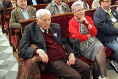 Gregorio Raimundo y Teresa Pàmies en un homenaje a las víctimas de nazismo, en 2004.