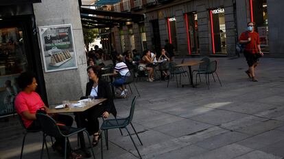 Vista de unas terrazas en el centro de Madrid este lunes, en el que la Comunidad de Madrid estrena la nueva normalidad con terrazas de hostelería al 100% de su capacidad y aforos del 75% en la mayoría de actividades.