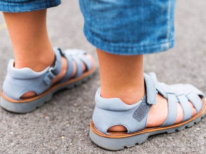 Este tipo de calzado favorece el desarrollo muscular y postural en los niños. GETTY IMAGES.