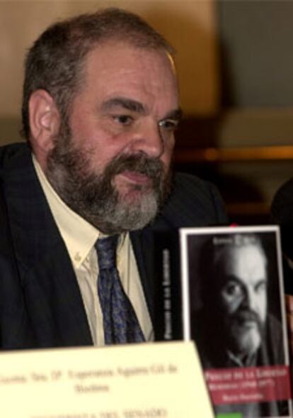Mario Onaindia, durante la presentación de su libro de memorias en 2001.