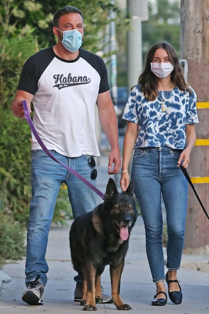 Los conjuntos que Ana de Armas elige para salir a pasear están perfectamente estudiados. Este look es la prueba: no solo luce una camiseta con estampado tie dye, la primera gran tendencia de la cuarentena, sino que completa el estilismo con merceditas de The Row. Este calzado, además de ser uno de los más deseados de la primavera, demostrando que domina con maestría las tendencias, está firmado por la etiqueta de las hermanas Olsen, convertida en epítome de lo cool. Incluso las mascarillas que lleva la pareja, cada día con un estampado, están dando que hablar.