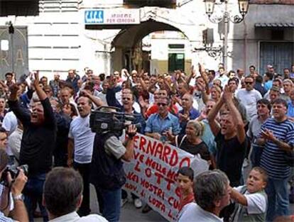 Decenas de vecinos protestan ante la iglesia de la Inmaculada Concepción, en Cercola, durante el funeral de Bernardo Romano.