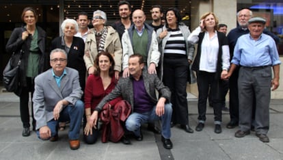 Los actores Juan Diego Botto, Juan Diego y José Manuel Seda y los escritores Almudena Grandes y Juan José Millás posan con familiares de víctimas del franquismo en la entrada del cine donde han presentado el vídeo en el que ponen voz y rostro a 15 asesinados durante el franquismo.