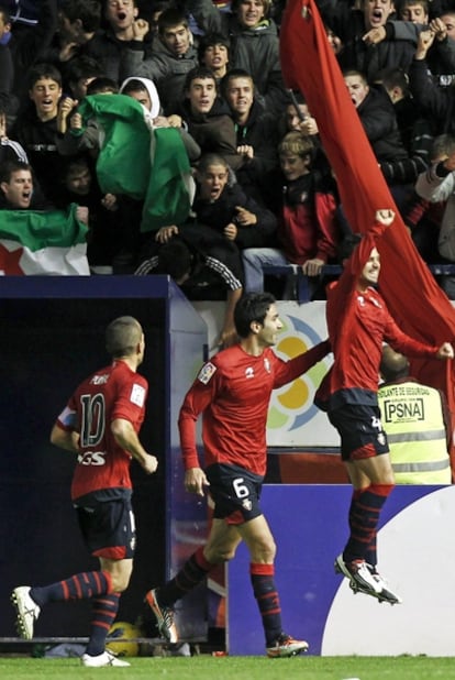 Puñal, Nekounam y Flaño celebran el primer gol de Osasuna.