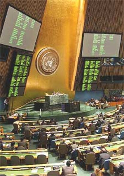 Los delegados en la Asamblea General de la ONU votan la resolución sobre el muro israelí.