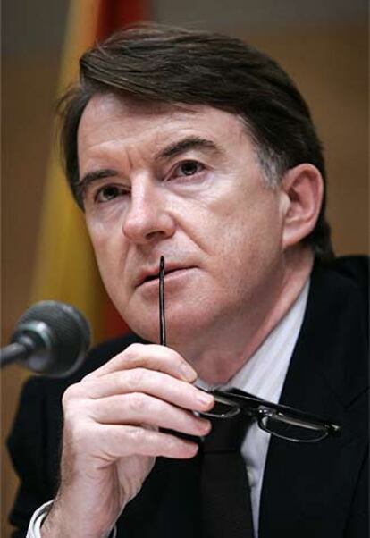 Peter Mandelson durante la rueda de prensa.