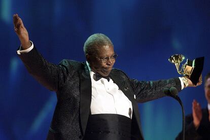 El músic, rebent l'aplaudiment del públic després de rebre un premi Grammy el 2001.