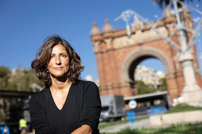 La directora de La Setmana, Cristina Domènech, amb l'Arc de Triomf al darrere, escenari d'aquesta edició.