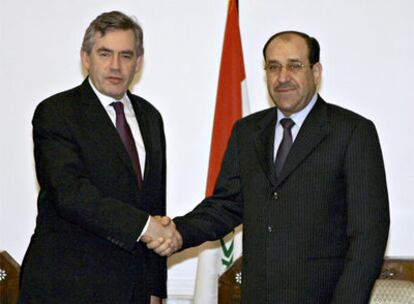El primer ministro británico, Gordon Brown, estrecha la mano de su homólogo iraquí, Nuri al Maliki durante el encuentro que ambos han mantenido en la capital de Irak.