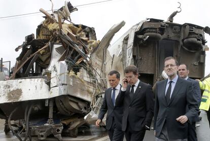 El presidente del Gobierno, Mariano Rajoy, ha visitado hoy, junto al presidente de la Xunta de Galicia, Alberto Núñez Feijóo, el lugar donde se produjo anoche el accidente de tren en Santiago.