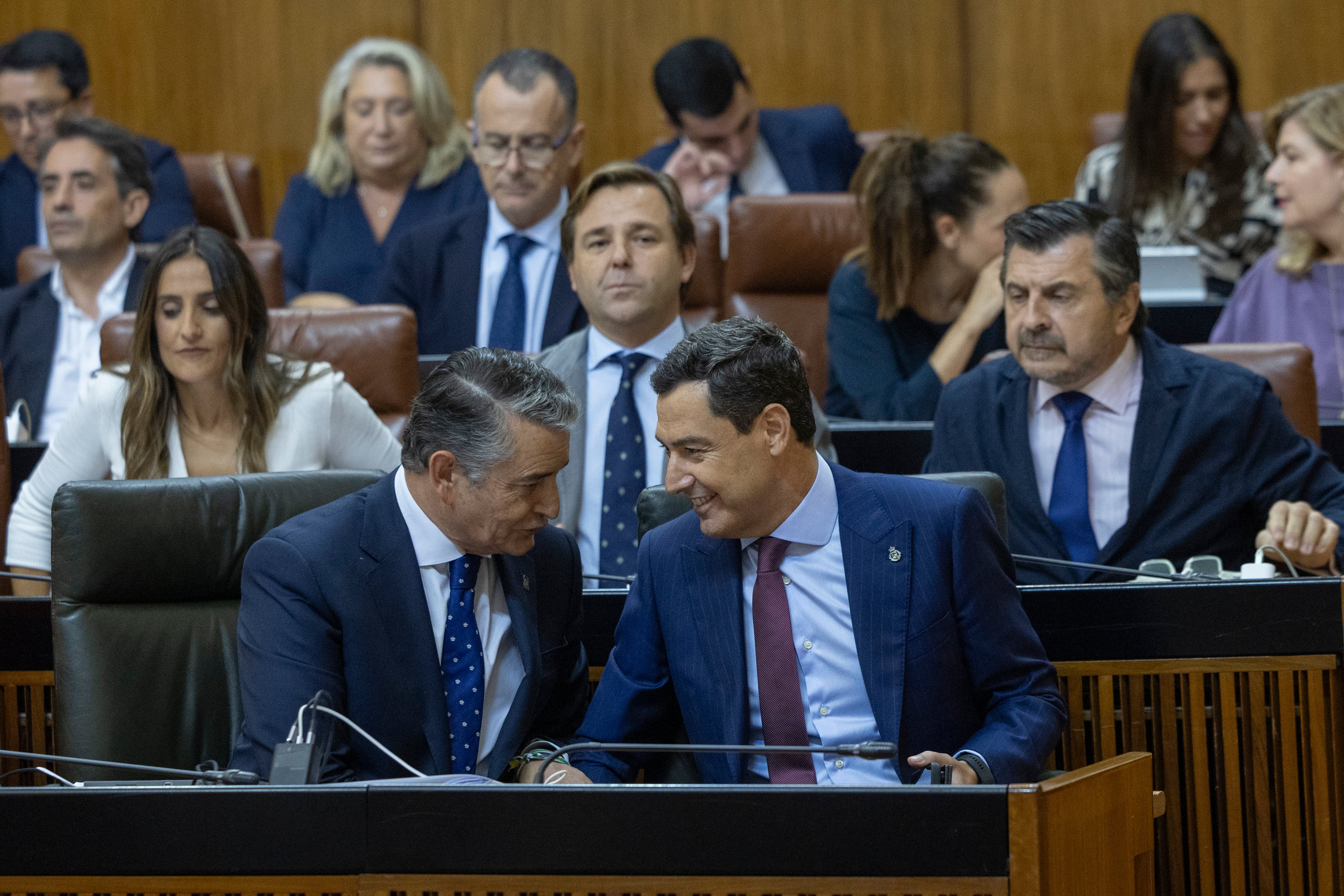 El consejero andaluz de Sanidad, Antonio Sanz (izq.), y el presidente, Juan Manuel Moreno, este miércoles en el Parlamento.