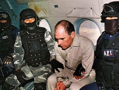 Drug trafficker Osiel Cárdenas Guillén during his extradition to the United States, in January 2007.