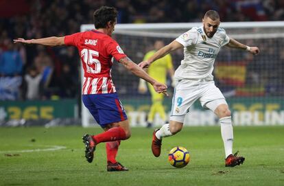 Benzema, jugador del Real Madrid, es presionado por Savic.