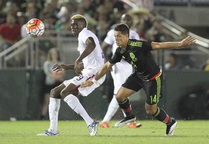 Zardes y Chicharito durante un México-Estados Unidos